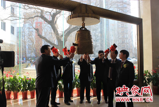 1月7日，在全國(guó)股份轉(zhuǎn)讓系統(tǒng)（即新三板），伴隨著開市寶鐘的敲響，山水園林股份有限公司正式登陸新三板。