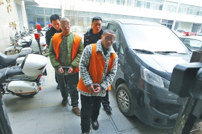 倆刑釋男子，冒充“富二代”，微信搜附近的人，專搶出入娛樂場所女性