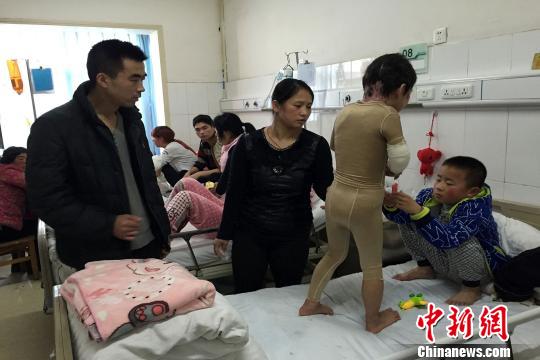 河南跌入油鍋女孩康復順利全家人醫院過春節 河南跌入油鍋女孩康復順利全家人醫院過春節