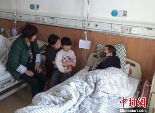 　一家4口在病房里團聚過年。