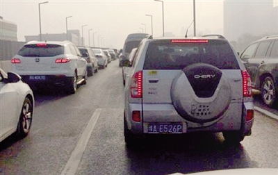 早高峰隴海高架橋從秦嶺路開始，一直向東都已經堵成停車場了。 直播369 圖