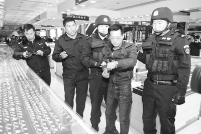 犯罪嫌疑人孫某到商場指認作案現場