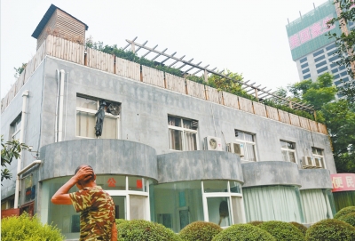 一樓是公廁，綠化后的樓頂開了個(gè)露天燒烤攤