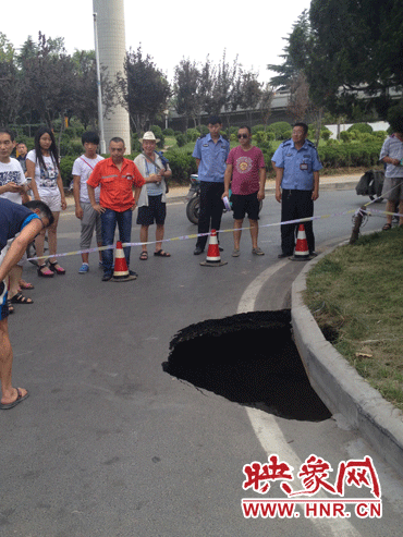 市民調(diào)侃這次塌陷難道是天太熱? 市民調(diào)侃這次塌陷難道是天太熱?