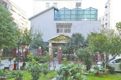 石二群在駐馬店市區樂龍小區的一處別墅