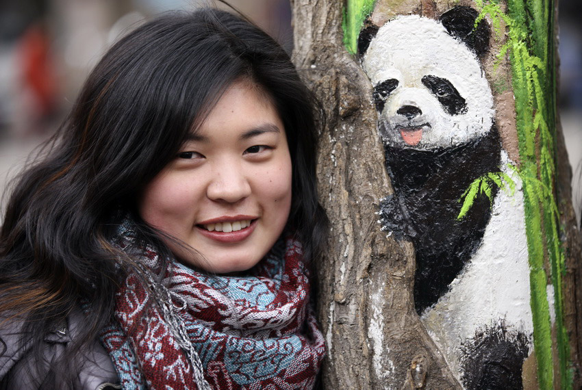 　3月1日，在河北省石家莊市九中街，王月與她的“樹洞畫”作品拍攝合影。