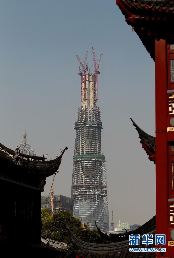 在上海豫園遠眺在建的國內第一高樓“上海中心”(4月11日攝)。 在上海豫園遠眺在建的國內第一高樓“上海中心”(4月11日攝)。