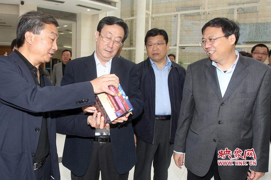 河南省委書(shū)記、省人大常委會(huì)主任郭庚茂視察河南電視臺(tái) 東方今報(bào)記者沈翔 劉棟杰/攝 河南省委書(shū)記、省人大常委會(huì)主任郭庚茂視察河南電視臺(tái) 東方今報(bào)記者沈翔 劉棟杰/攝