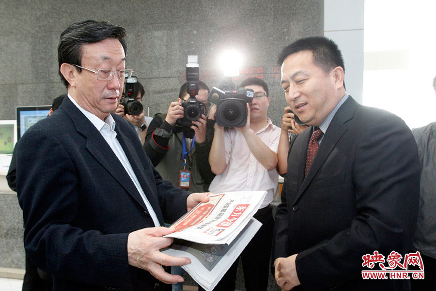 東方今報(bào)報(bào)社社長(zhǎng)趙國(guó)平向河南省委書(shū)記、省人大常委會(huì)主任郭庚茂匯報(bào)東方今報(bào)的內(nèi)容、發(fā)行等情況 東方今報(bào) 東方今報(bào)報(bào)社社長(zhǎng)趙國(guó)平向河南省委書(shū)記、省人大常委會(huì)主任郭庚茂匯報(bào)東方今報(bào)的內(nèi)容、發(fā)行等情況 東方今報(bào)