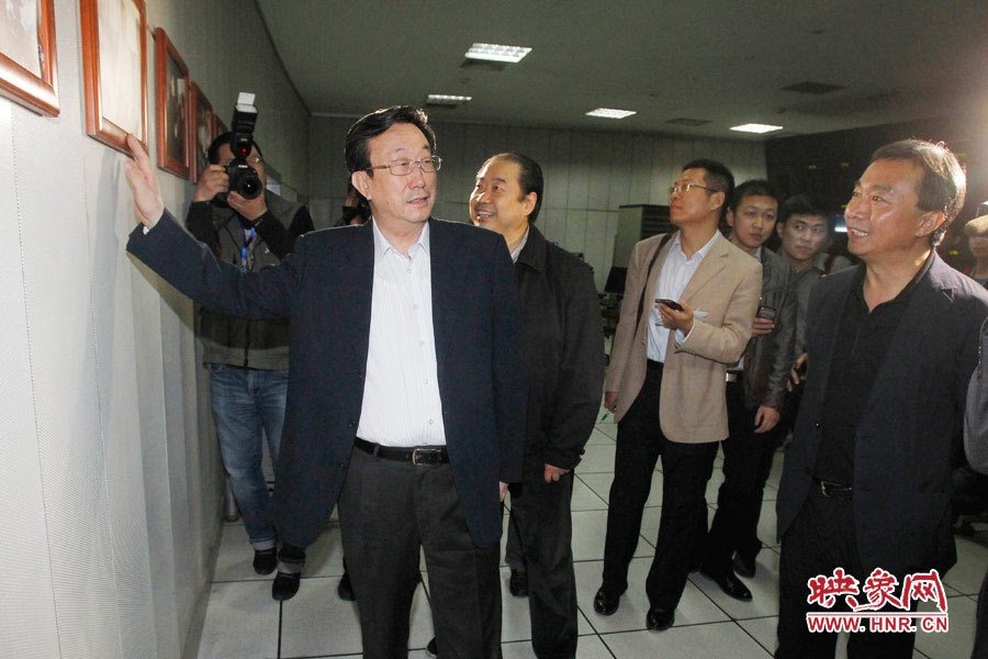 河南省委書(shū)記、省人大常委會(huì)主任郭庚茂視察河南人民廣播電臺(tái) 映象網(wǎng)記者邵恰 段晉哲/攝 河南省委書(shū)記、省人大常委會(huì)主任郭庚茂視察河南人民廣播電臺(tái) 映象網(wǎng)記者邵恰 段晉哲/攝