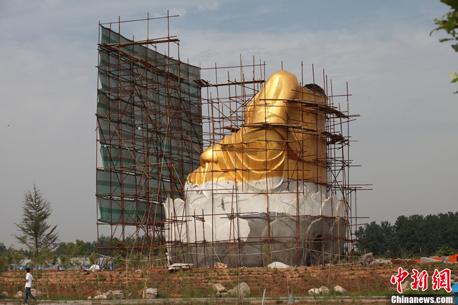 圖為被拆掉頭的雕塑。王友 攝