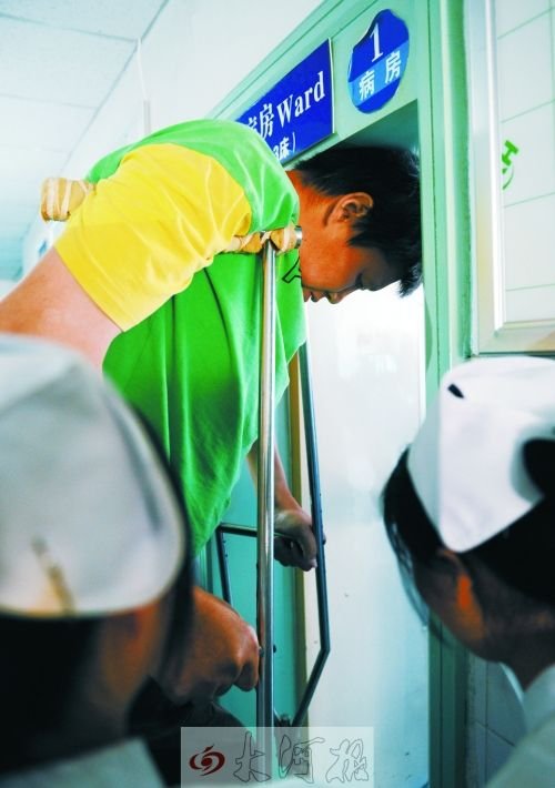 男子患巨人癥身高2.55米 醫院免費為其治療(圖) 男子患巨人癥身高2.55米 醫院免費為其治療(圖)