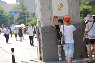 不愿排隊等待的游客只在門前留影。