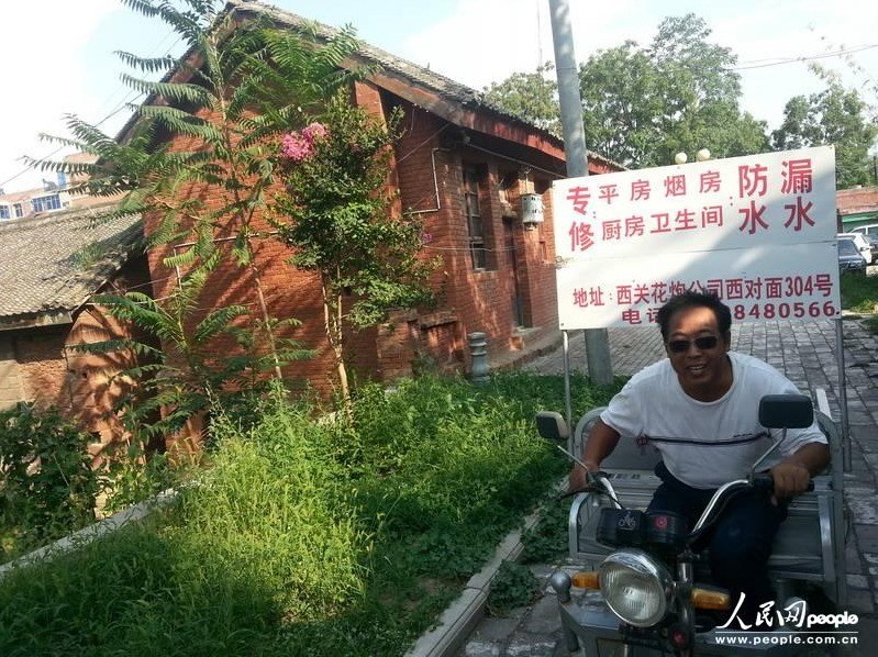 圖為縣委大院依然沒有配備專職保安，群眾可以隨意進(jìn)入。圖片來源：人民網(wǎng)