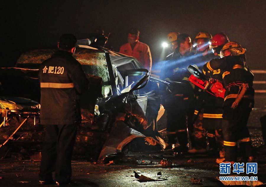 2013年1月9日，合肥，事故現(xiàn)場，兩輛受損車輛已經(jīng)全部變形