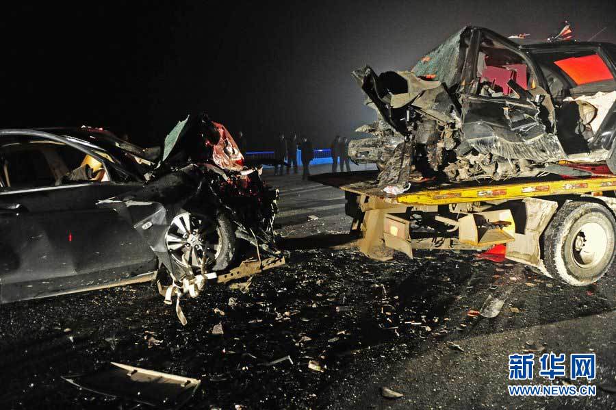 2013年1月9日，合肥，事故現(xiàn)場，兩輛受損車輛已經(jīng)全部變形