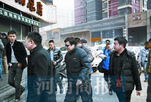 戴著墨鏡的趙忠祥來(lái)到胡辣湯店