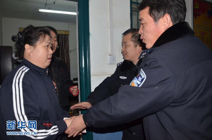 (中國網事·新華網·圖文互動)(1)務工者萬元現金掉入列車便池散落鐵軌 民警冒雨沿路撿回 (中國網事·新華網·圖文互動)(1)務工者萬元現金掉入列車便池散落鐵軌 民警冒雨沿路撿回