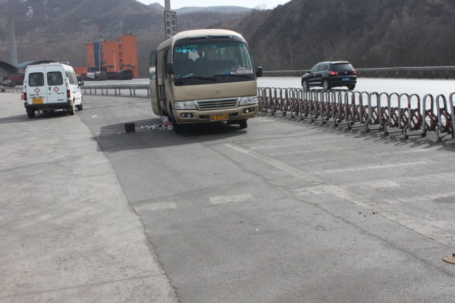 司機(jī)夜抵收費(fèi)站被攔 次日困死車內(nèi) 司機(jī)夜抵收費(fèi)站被攔 次日困死車內(nèi)