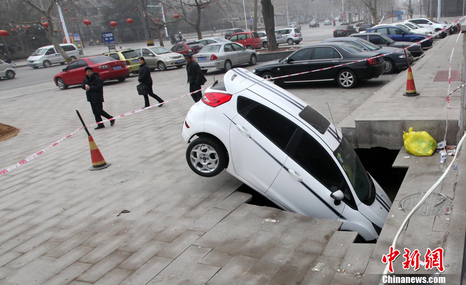 山東濰坊地面陷大坑 山東濰坊地面陷大坑