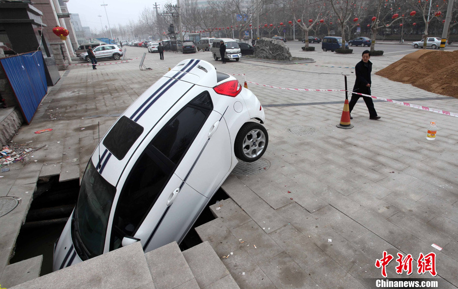山東濰坊地面陷大坑 山東濰坊地面陷大坑
