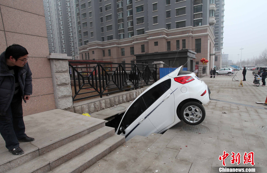 山東濰坊地面陷大坑 山東濰坊地面陷大坑