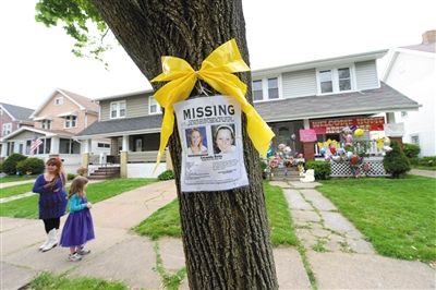 7日，當地尋找三名女孩的啟事還在原處。