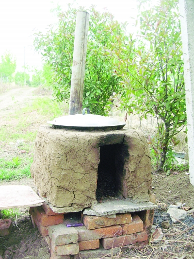 簡易的鍋灶。任國勇攝