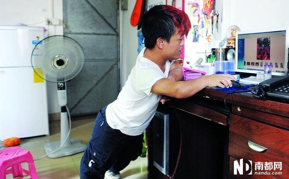 東莞小矮人藝術(shù)家:沒女友成最大困惑 東莞小矮人藝術(shù)家:沒女友成最大困惑