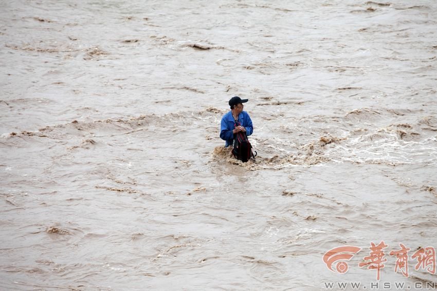 消防官兵試圖將救援的繩索扔到河中央，然而嘗試幾次都失敗。此時，河水已經淹沒到四周，男子在一平方米的“
