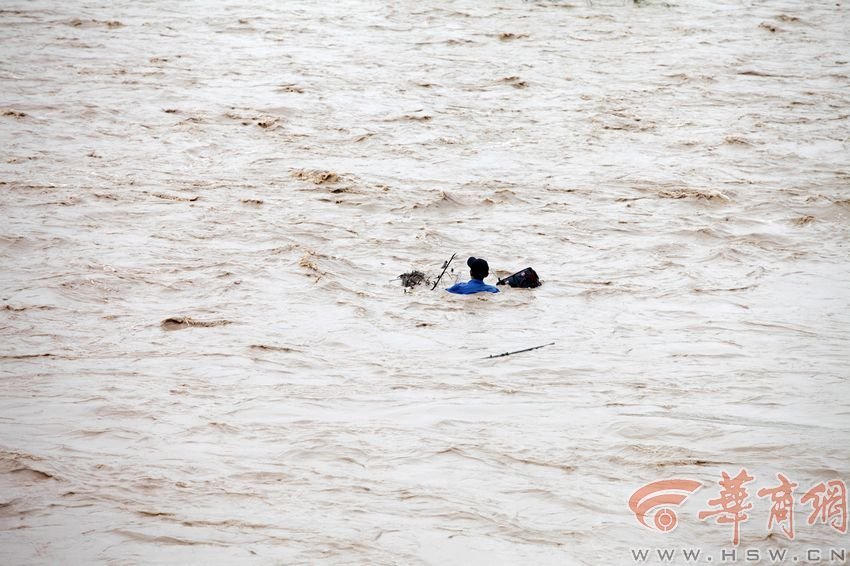 消防官兵試圖將救援的繩索扔到河中央，然而嘗試幾次都失敗。此時，河水已經淹沒到四周，男子在一平方米的“