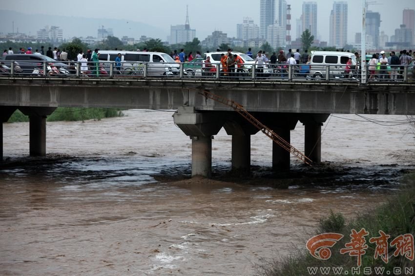 男子被洪水沖走。
