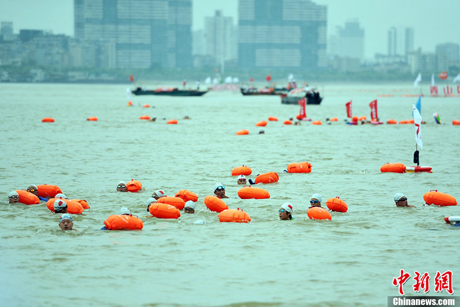 圖為江面上的橫渡方隊里的選手們劈波斬浪。中新社發 張暢 攝 圖為江面上的橫渡方隊里的選手們劈波斬浪。中新社發 張暢 攝