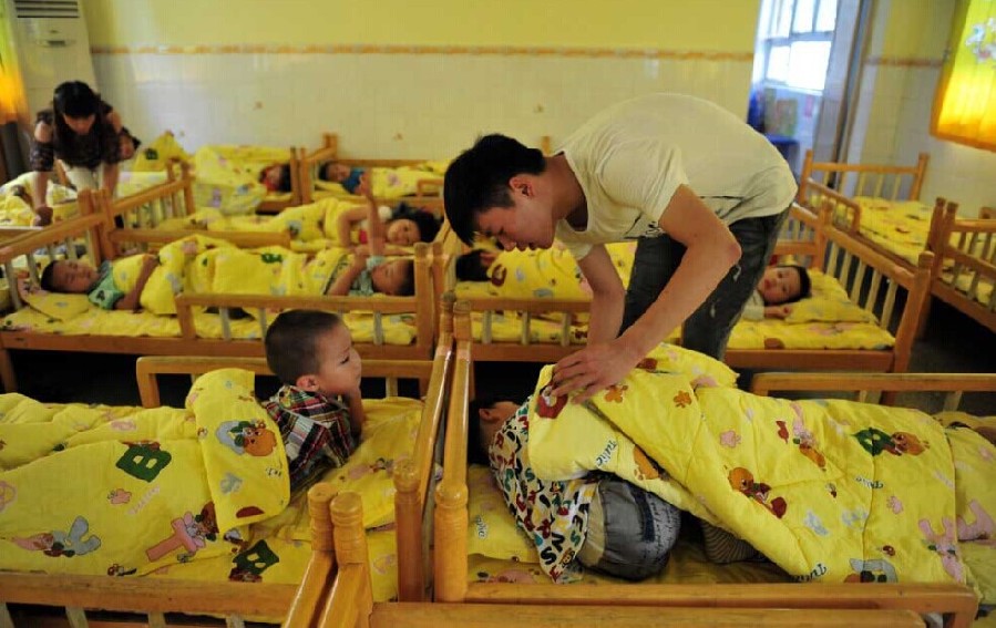 幼兒園90后“男阿姨”的一天 幼兒園90后“男阿姨”的一天