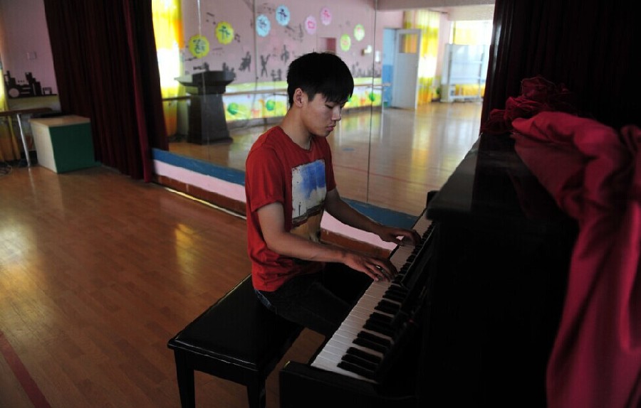 幼兒園90后“男阿姨”的一天 幼兒園90后“男阿姨”的一天