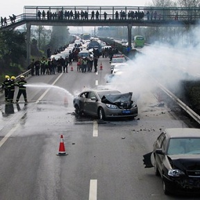 四川成樂(lè)高速6車追尾