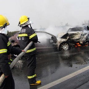 四川成樂(lè)高速6車追尾