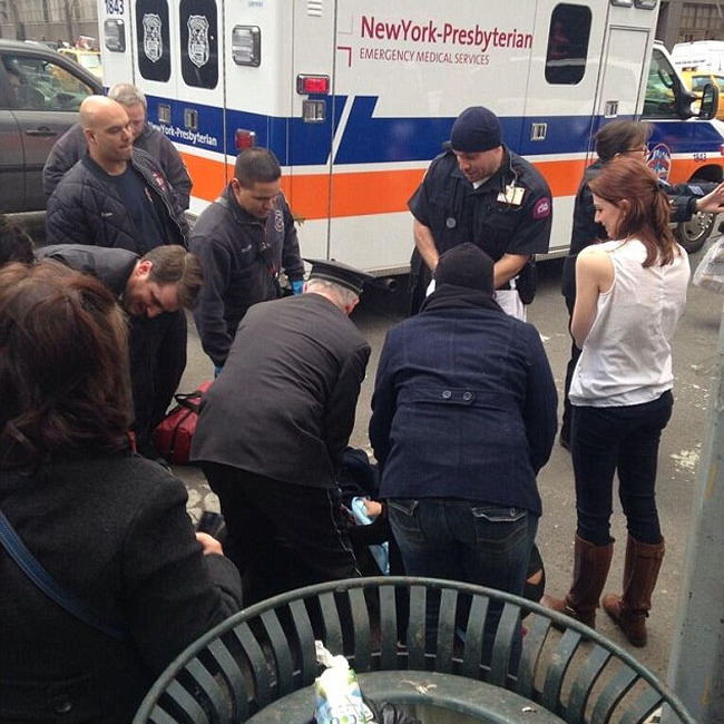 女子人行道產下女嬰