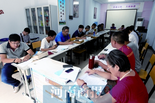 消費者代表和旁聽人員走進社區，聽取市民關于鄭州地鐵的意見和建議