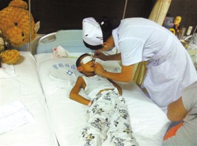 昨日傍晚，山西省眼科醫院醫生給斌斌點了兩次“眼藥水”。