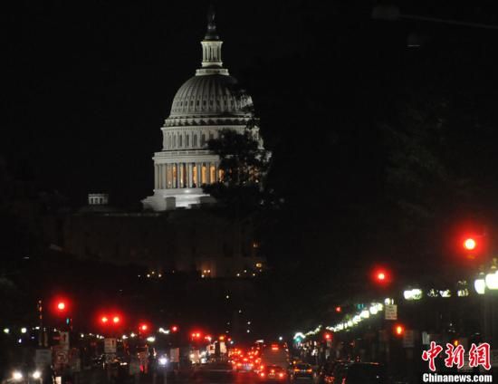 入夜后國會山前警燈一片，加強警戒。中新社發 德永健 攝