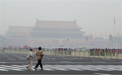 9月29日，游客行走在天安門(mén)廣場(chǎng)西側(cè)路上，當(dāng)日霧霾嚴(yán)重。