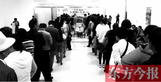 昨日上午，鄭州市社保辦事大廳，辦事的群眾排起長隊