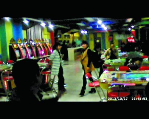 每臺賭博機跟前都有一個專門的工作人員服務(非正常拍攝) 每臺賭博機跟前都有一個專門的工作人員服務(非正常拍攝)