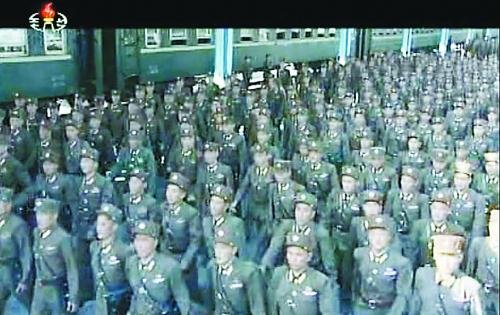 約2萬名朝鮮朝鮮人民軍基層軍官近日陸續(xù)抵達(dá)平壤，準(zhǔn)備出席軍方大會(huì)。