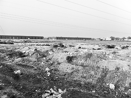 兩年半時間里，空曠的院子里，只有北側建成了兩棟空空的廠房。