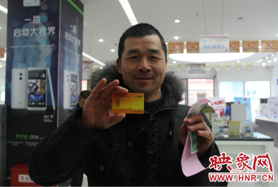 剛剛拿到新卡的市民在展示綠城通 剛剛拿到新卡的市民在展示綠城通