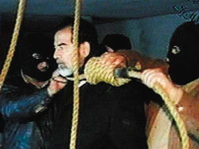 警衛給薩達姆套上絞刑工具。 警衛給薩達姆套上絞刑工具。