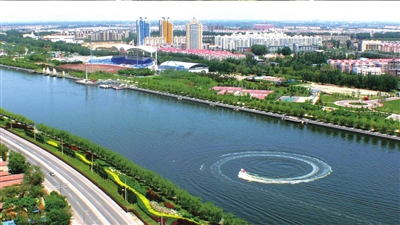 清澈的運河水及兩岸綠色。