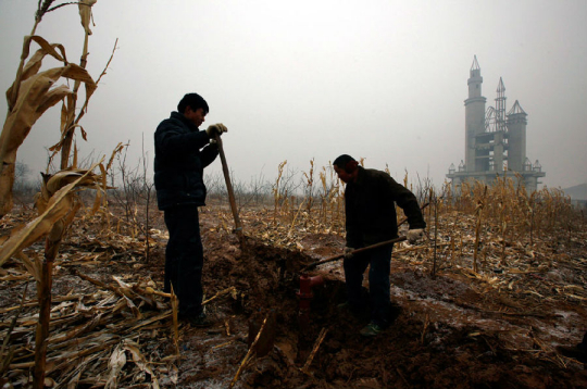 廢墟樂園的外部和勞作的農民